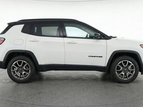 Used 2025 Jeep Compass Trailhawk AWD/4WD image 11