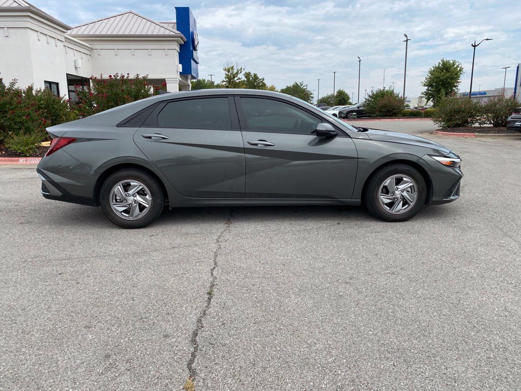 Certified 2025 Hyundai Elantra SE FWD image 8