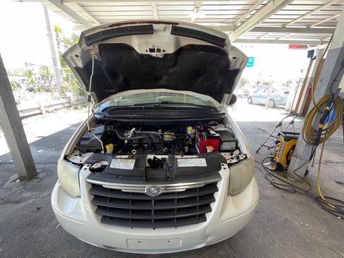 Used 2005 Chrysler Town & Country LX w/ Popular Equipment Group II FWD image 2