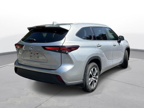 Used 2024 Toyota Highlander XLE AWD/4WD image 6