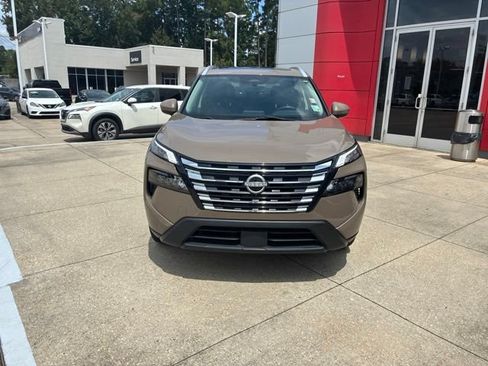 Used 2024 Nissan Rogue SV w/ SV Premium Package FWD image 2
