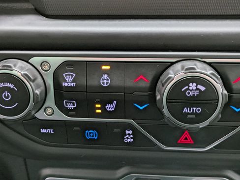 Used 2023 Jeep Wrangler Unlimited w/ Cold Weather Group image 28