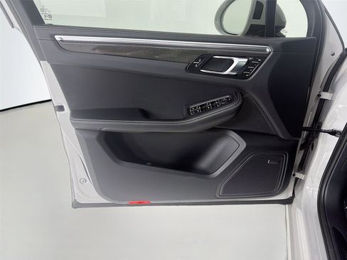 Certified 2025 Porsche Macan GTS image 6