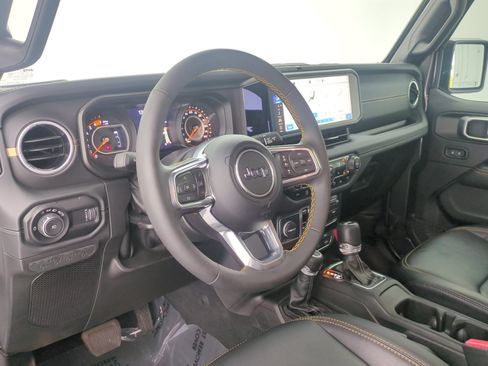 Used 2024 Jeep Wrangler Unlimited Sahara w/ Technology Group AWD/4WD image 4