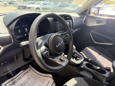 Used 2025 Kia Soul LX FWD image 29