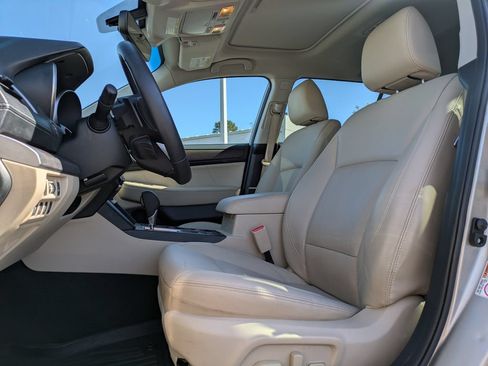 Used 2019 Subaru Outback 2.5i Limited AWD/4WD image 2