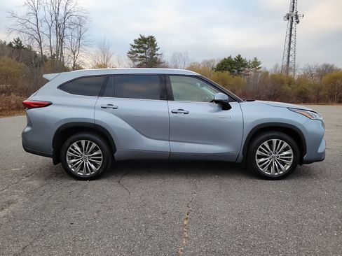 Used 2021 Toyota Highlander Platinum image 4