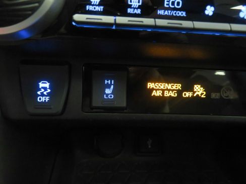 Used 2020 Toyota RAV4 XLE Premium image 41