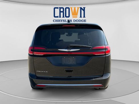 Used 2024 Chrysler Pacifica Touring-L FWD image 4