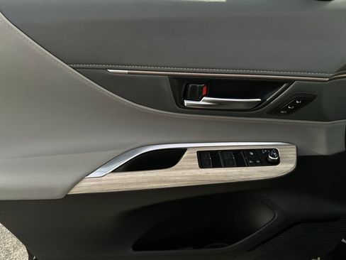 Used 2024 Toyota Venza XLE image 28