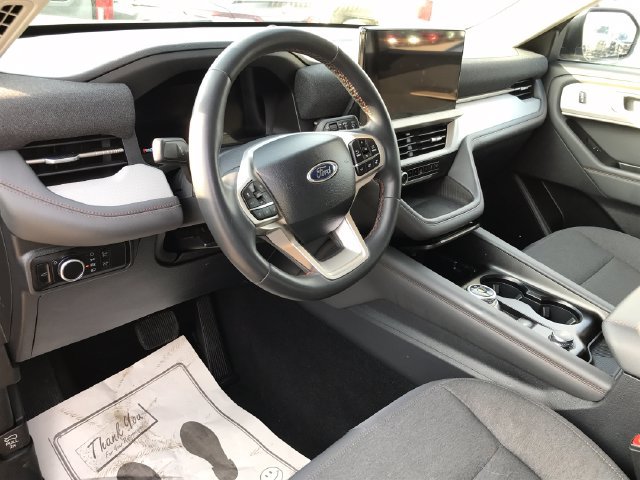 Used 2025 Ford Explorer Active AWD/4WD image 3