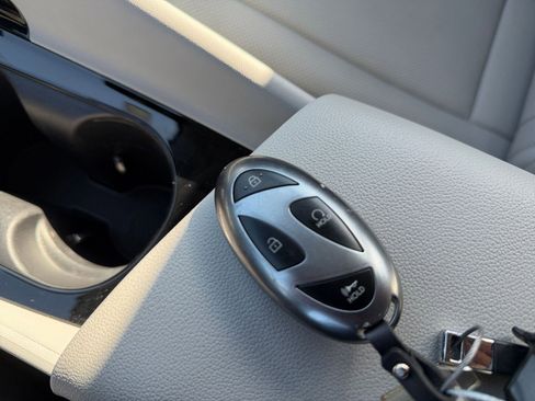 Used 2025 Hyundai Elantra Limited image 24