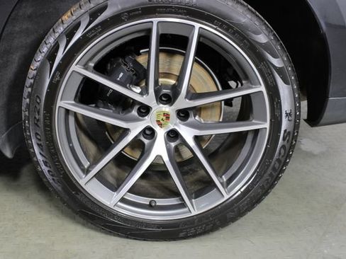 Certified 2024 Porsche Macan AWD/4WD image 12
