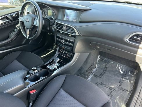 Certified 2018 INFINITI QX30 LUXE image 8