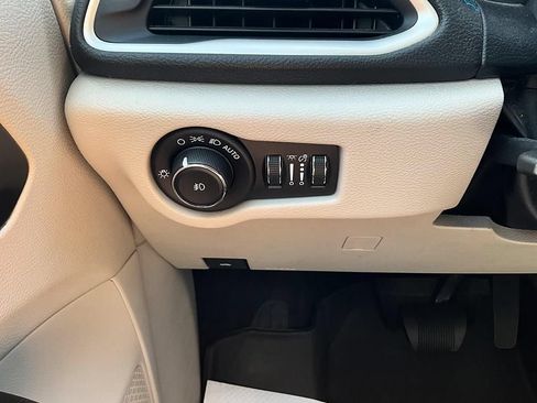 Used 2021 Chrysler Pacifica Touring-L FWD image 16