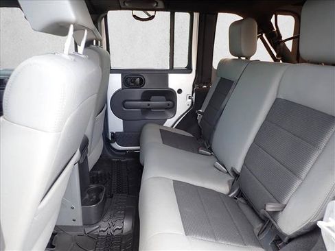 Used 2010 Jeep Wrangler Unlimited Rubicon AWD/4WD image 7