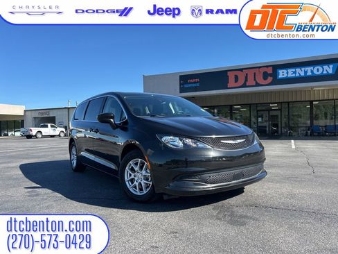Used 2023 Chrysler Voyager LX FWD image 1