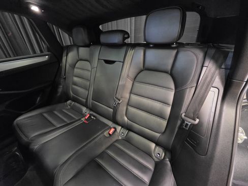 Used 2021 Porsche Macan Turbo AWD/4WD image 33