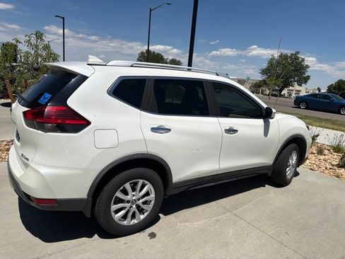 Used 2017 Nissan Rogue SV AWD/4WD image 3