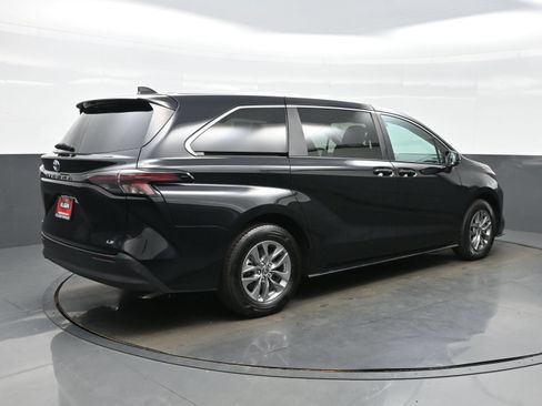 Used 2025 Toyota Sienna LE FWD image 6