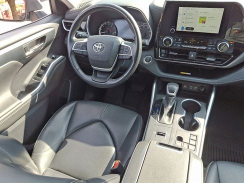 Used 2023 Toyota Highlander XLE image 14