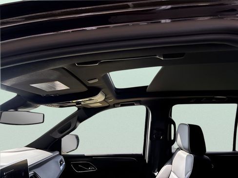 Used 2023 GMC Yukon SLT w/ SLT Premium Package image 14