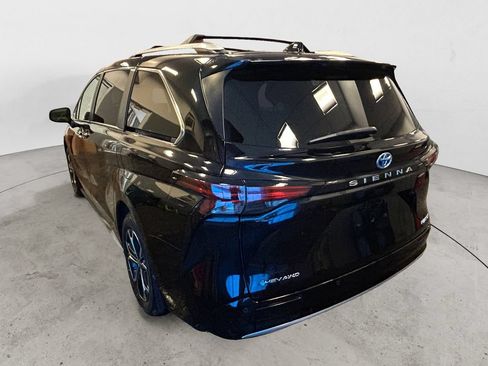Used 2025 Toyota Sienna Platinum AWD/4WD image 3