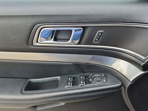 Used 2019 Ford Explorer XLT w/ Equipment Group 202A image 13