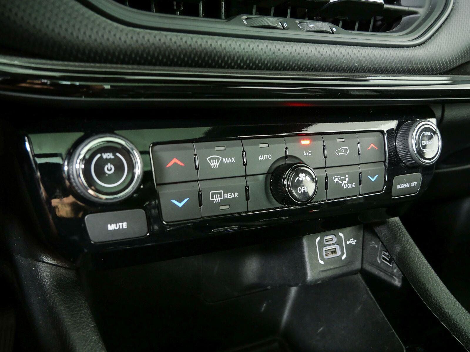 Used 2023 Jeep Compass Latitude w/ Sun and Sound Group AWD/4WD image 18