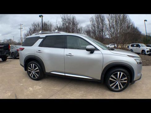 Used 2024 Nissan Pathfinder Platinum image 9