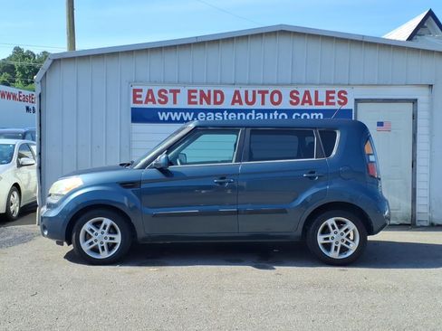 Used 2011 Kia Soul + w/ Audio Pkg FWD image 2