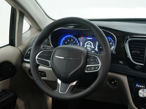 Used 2024 Chrysler Pacifica Limited image 16