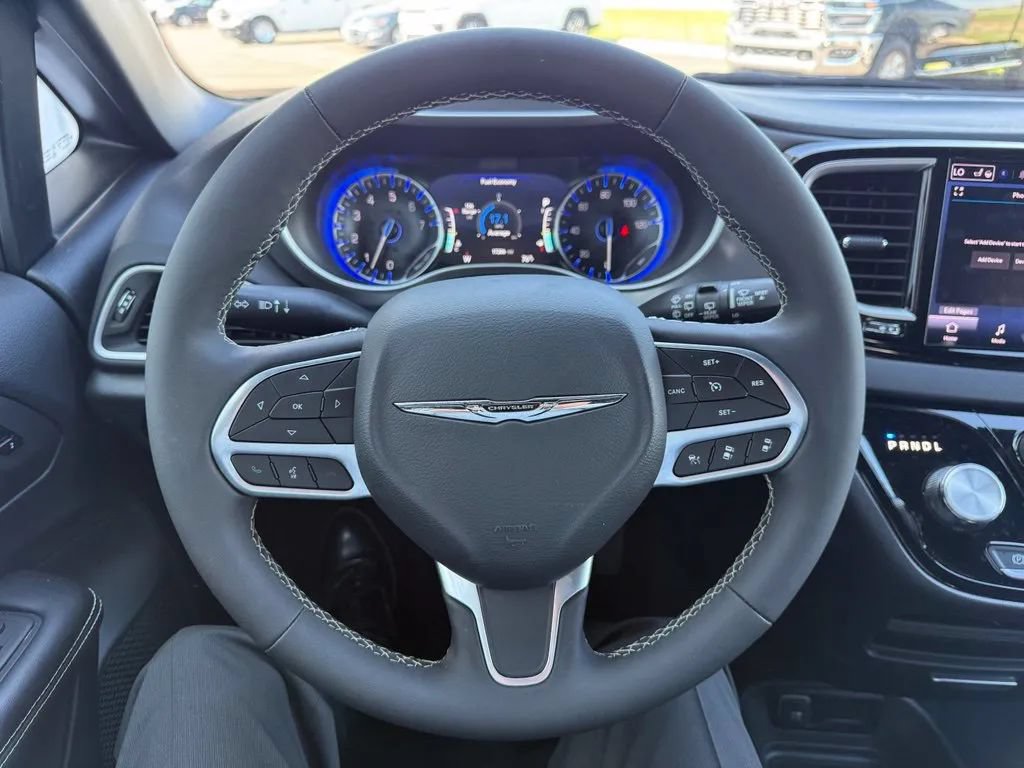 Used 2026 Chrysler Pacifica Select FWD image 18