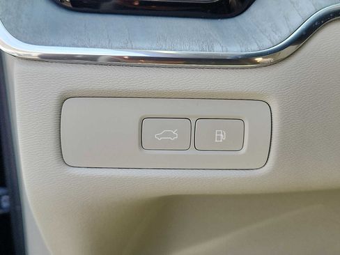 Used 2025 Volvo XC60 T8 Plus w/ Protection Package Premier image 22