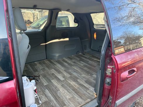 Used 2006 Chrysler Town & Country Base image 5