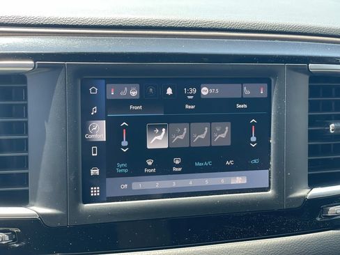 Used 2023 Chrysler Voyager LX FWD image 10