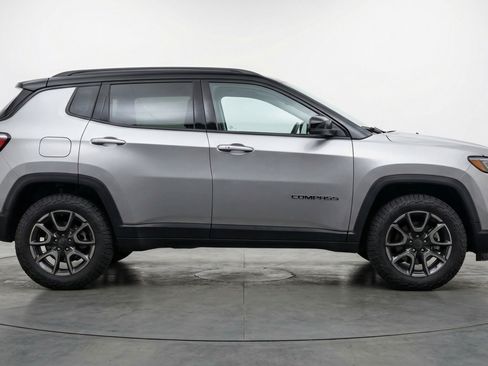 Used 2025 Jeep Compass Trailhawk AWD/4WD image 11