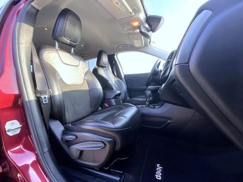 Used 2019 Jeep Cherokee Latitude Plus w/ Comfort/Convenience Group FWD image 16