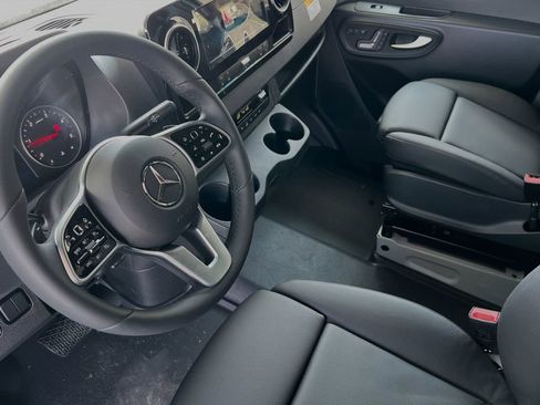 Used 2024 Mercedes-Benz Sprinter 2500 image 9