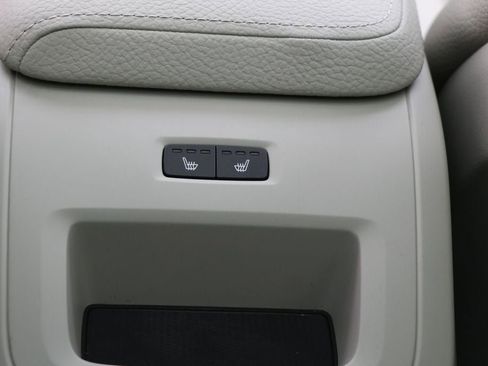 Used 2018 Volvo XC60 T6 Momentum w/ Vision Package image 12