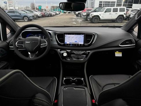New 2026 Chrysler Pacifica Limited w/ Uconnect Theater Family Group image 29
