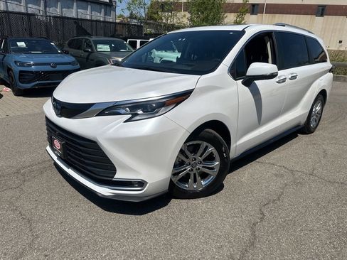 Used 2023 Toyota Sienna Platinum AWD/4WD image 1