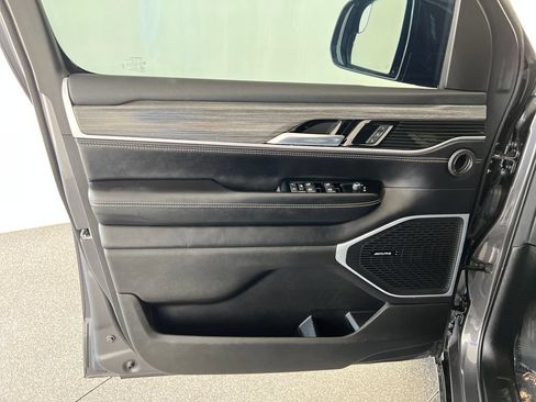 Used 2024 Jeep Wagoneer L Series III w/ Flexible Seating Group AWD/4WD image 12