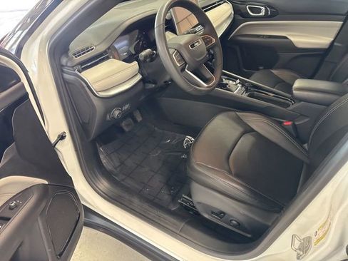 Used 2025 Jeep Compass Limited image 14