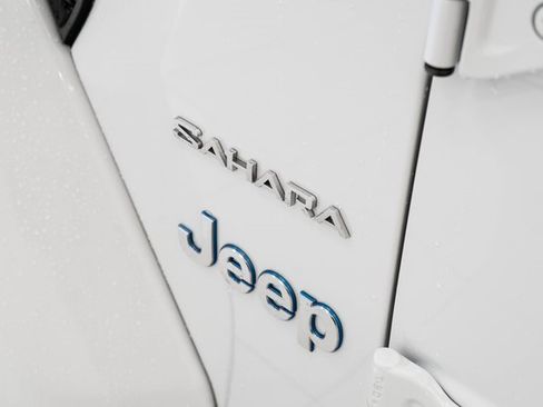 Used 2022 Jeep Wrangler Unlimited Sahara w/ Cold Weather Group image 10