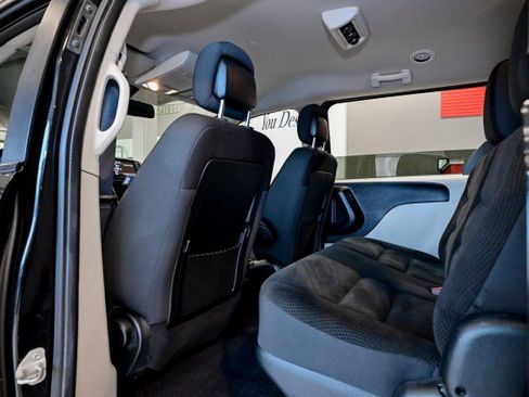 Used 2019 Dodge Grand Caravan SE w/ UConnect Hands-Free Group image 18