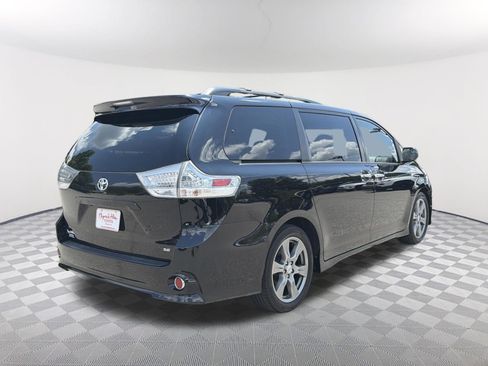 Used 2017 Toyota Sienna SE FWD image 16