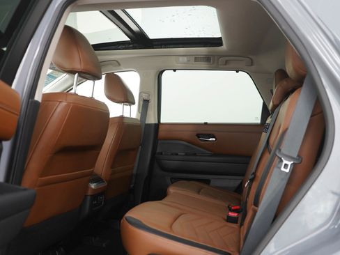 Used 2022 Nissan Pathfinder Platinum w/ Cargo Package AWD/4WD image 20