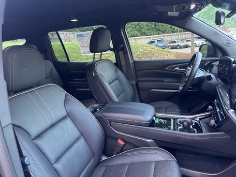 Used 2025 Chevrolet Traverse High Country FWD image 25