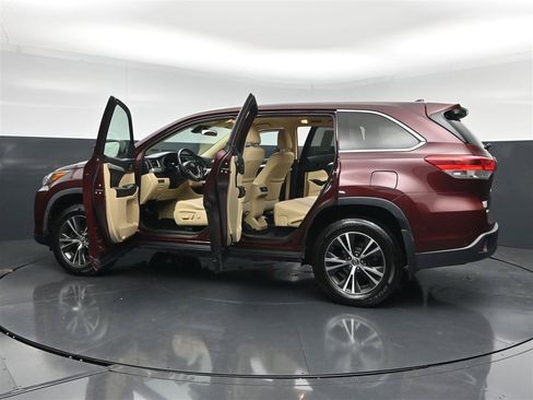 Used 2018 Toyota Highlander Plus w/ Carpet Mat Package (TMS) AWD/4WD image 30